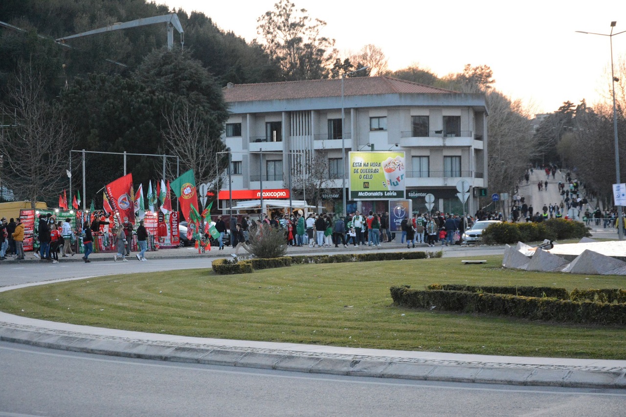 imagem de adeptos a dirigirem-se para o estádio para assistir à final da Taça da Liga