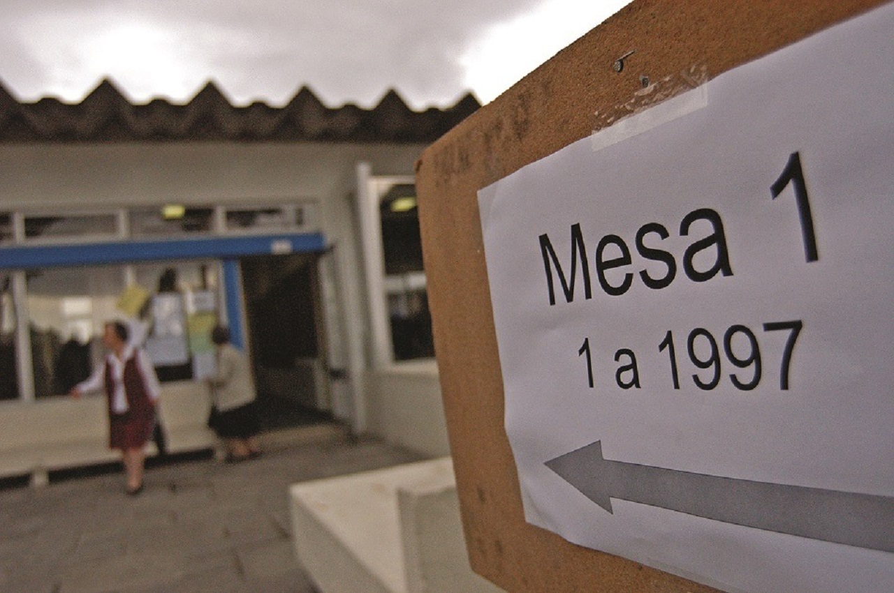 foto da indicação da mesa de voto numa escola