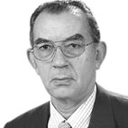Retrato a preto e branco de um homem de óculos, vestido com fato, camisola e gravata, sobre fundo claro. Não há texto visível que permita identificá-lo.