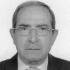 Retrato a preto e branco de um homem com óculos, vestido com fato e gravata, sobre um fundo claro. Não há texto visível que permita identificá-lo.