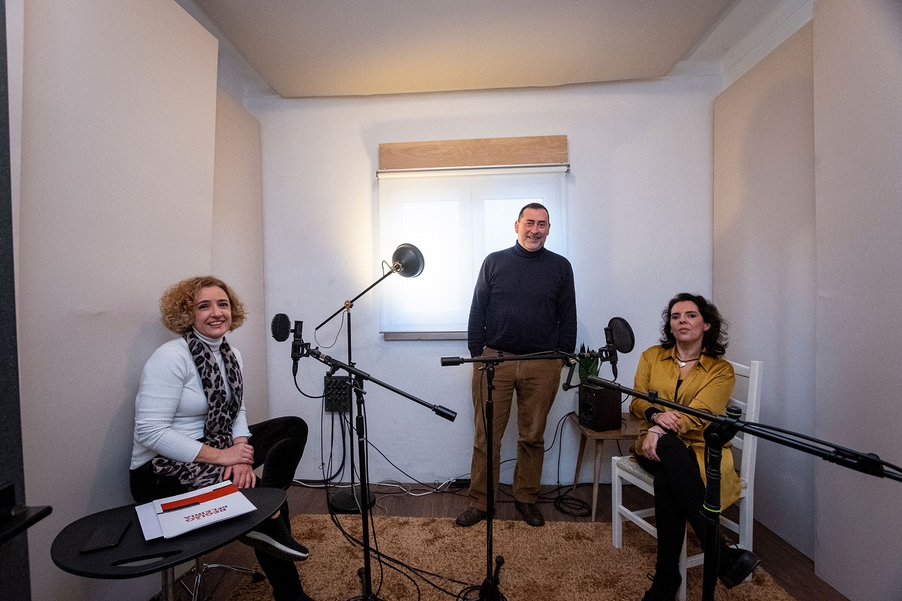foto com Patrícia Duarte, Artur Ferraz e Patrícia Ervilha no estúdio onde foi gravado o podcast