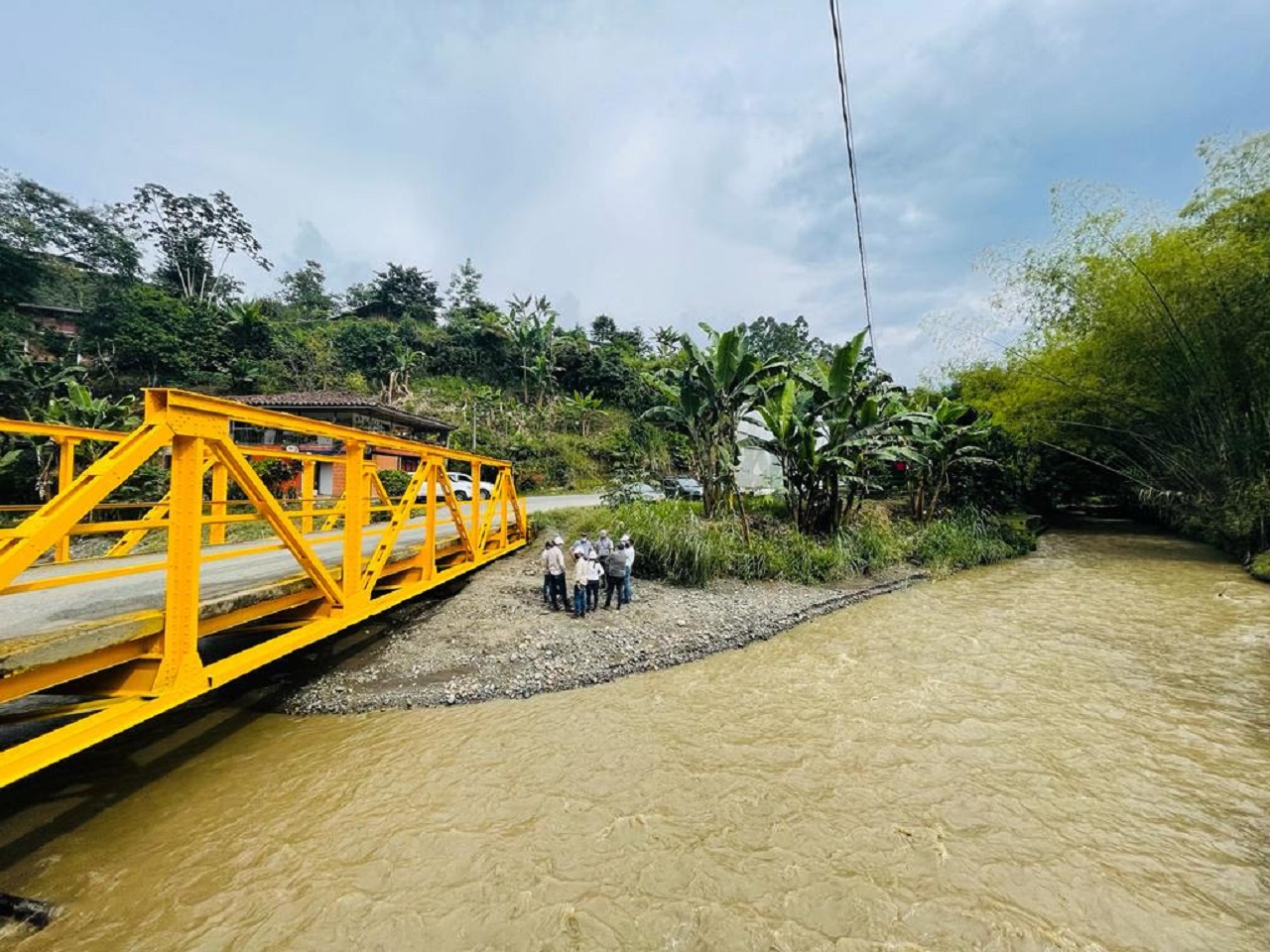 Imagem de uma ponte em construção na Colômbia