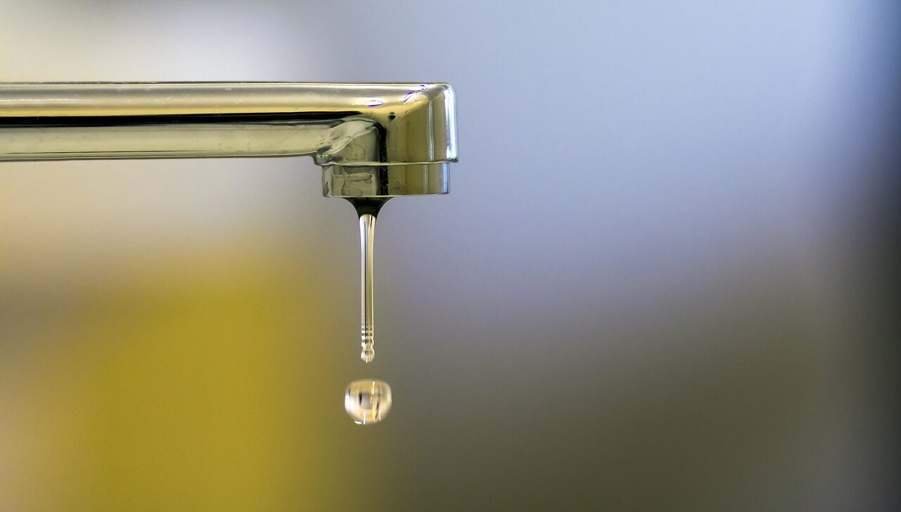 fotografia de torneira a pingar água