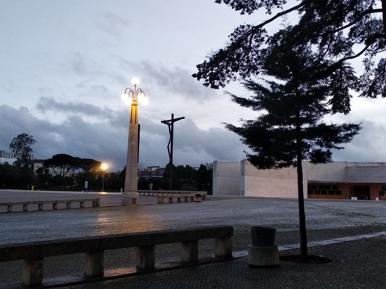 foto da basílica da santíssima trindade em fátima