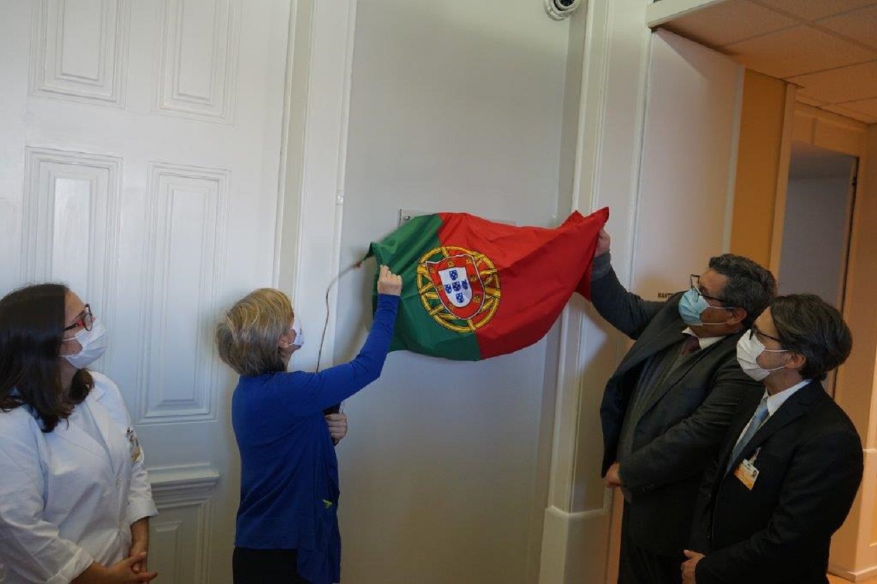 fotografia da ministra Marta Temido a descerrar a placa de inauguração da unidade