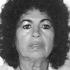 Retrato a preto e branco de uma mulher com cabelo encaracolado, fotografada de frente. Não há texto visível que permita identificá-la.