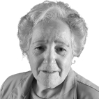 Retrato a preto e branco de uma mulher idosa, de frente para a câmara, sobre um fundo claro. Não há texto visível que permita identificá-la.