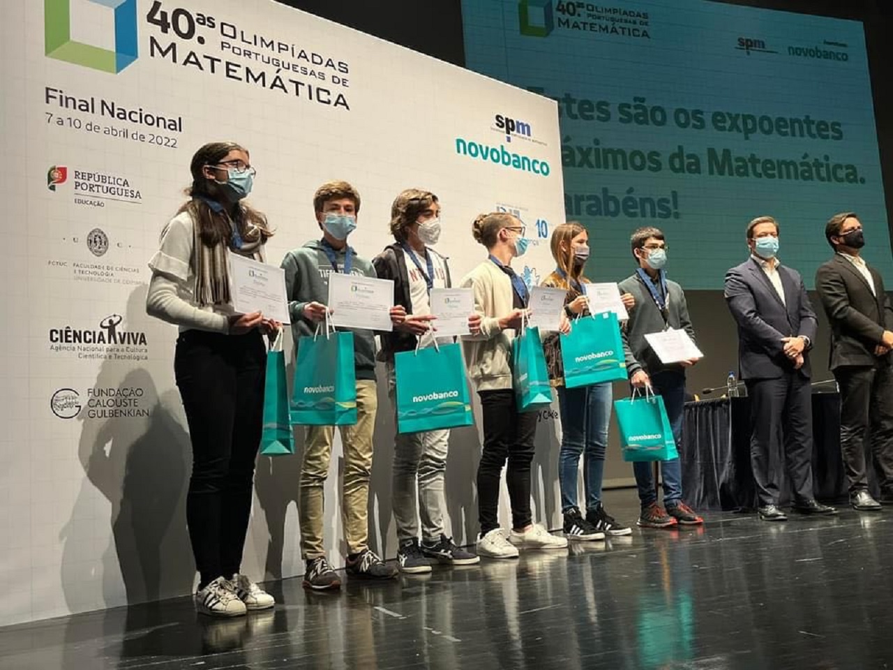 foto de alunos palco com as respetivas medalhas