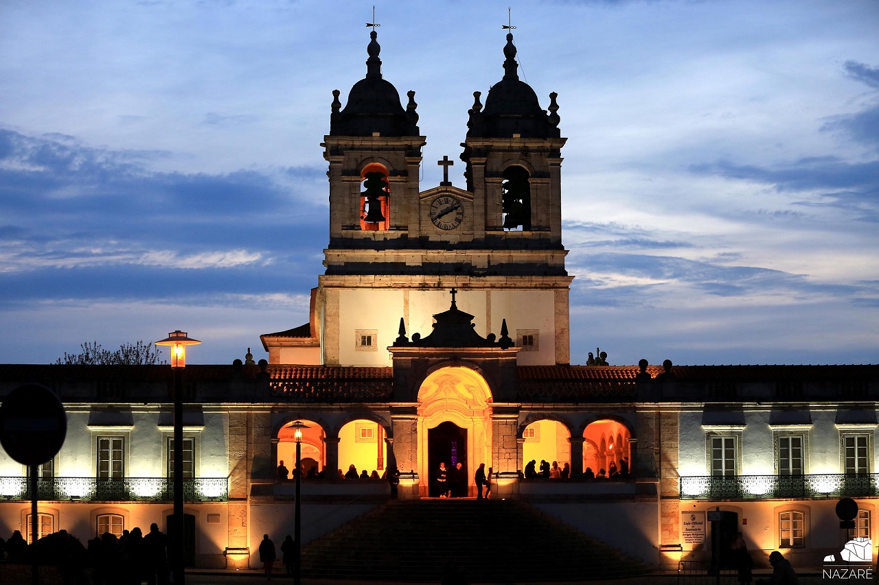 imagem do santuário de nossa senhora da nazaré no sítio ao crespúsculo