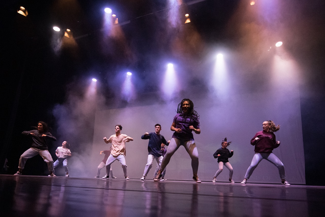 grupo community a dançar hip hop no palco do teatro josé lúcio da silva