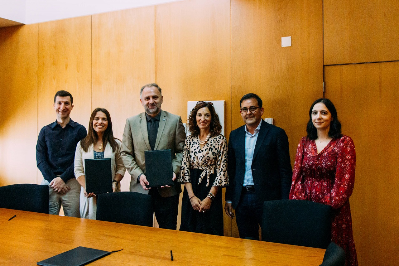 Foto da assinatura do protocolo do Politécnico de Leiria com a empresa Sensimeter