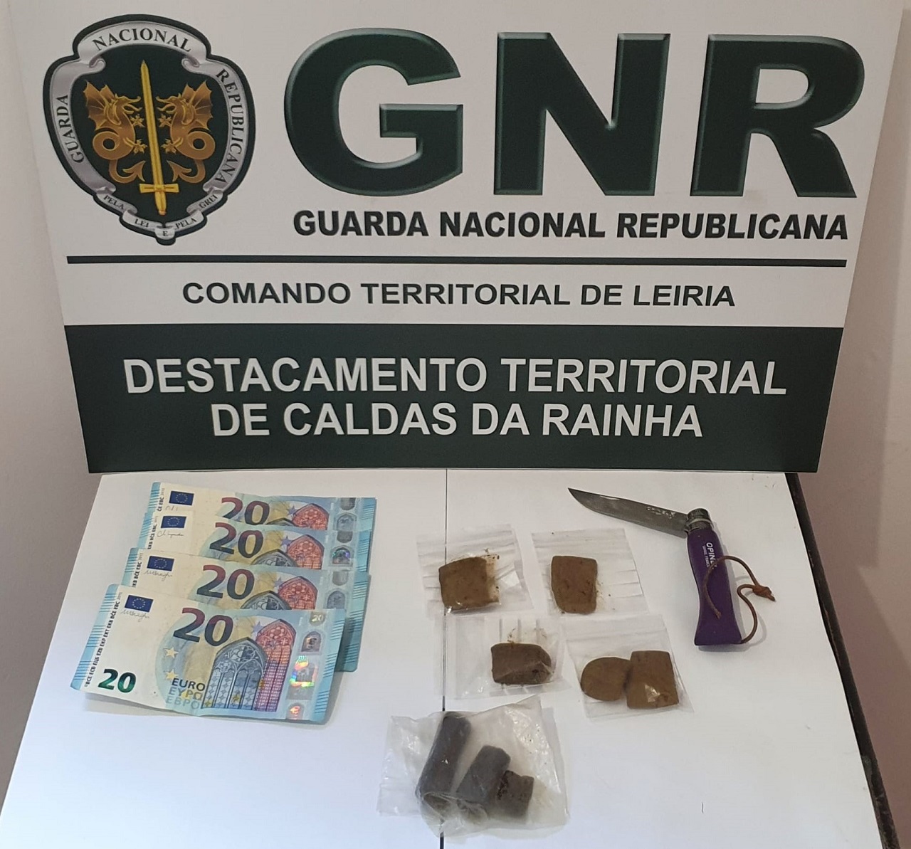 foto de cannabis, nota e faca apreendida pela GNR