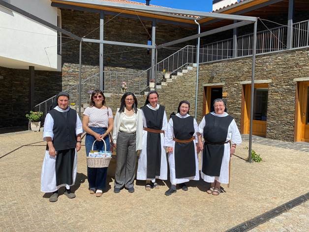 fotografia da vereadora de Alcobaça Inês Silva com as monjas trapistas
