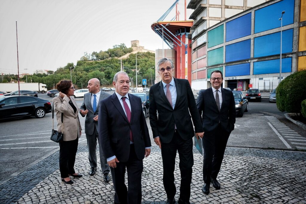 Foto da chegada do ministro da economia à nerlei, acompanhado de António Poças e Gonçalo Lopes