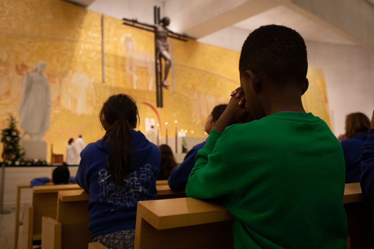 foto de crianças na basílica de fátima a rezar