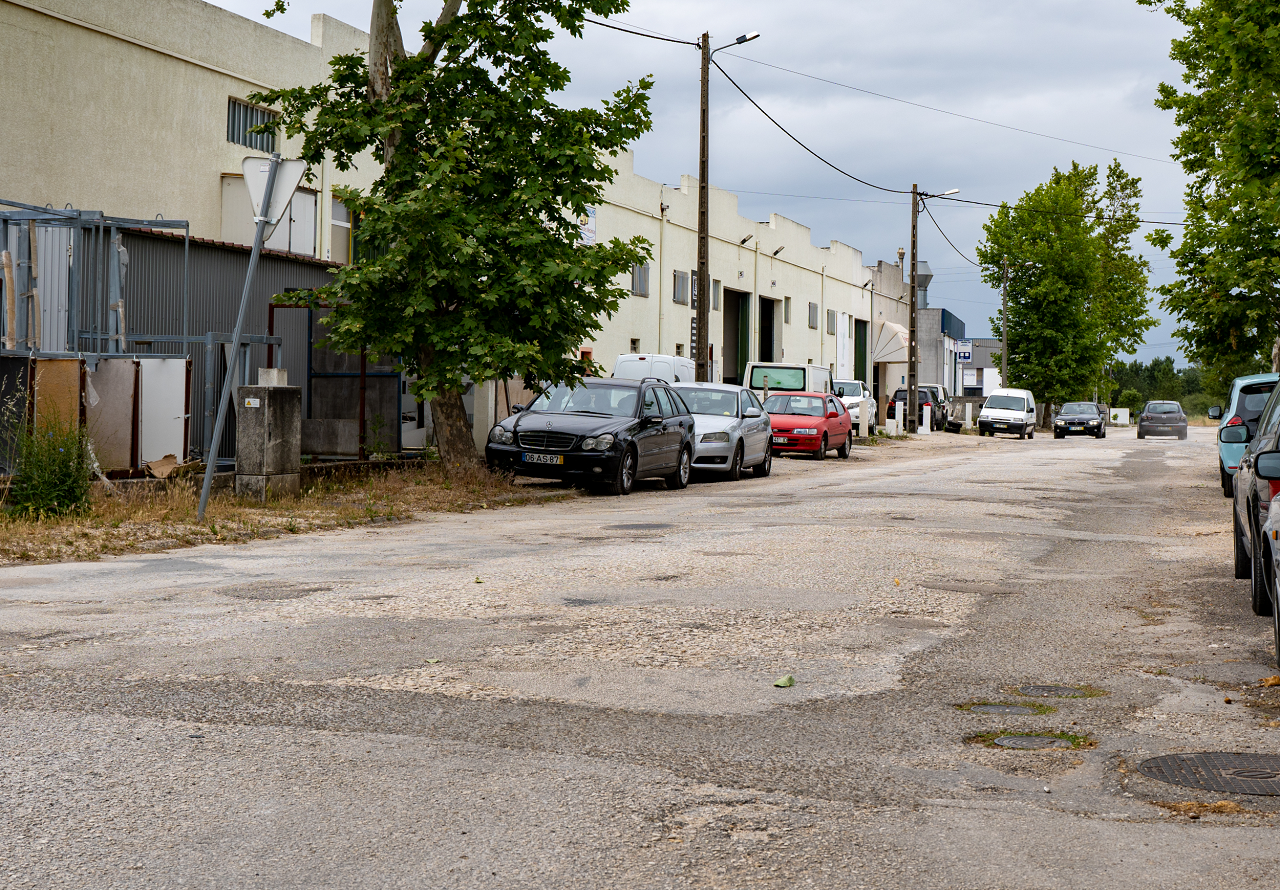 Foto de uma rua em mau estado da zona industrial da Formiga em Pombal