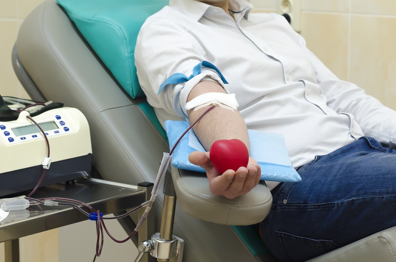 foto de pessoa a tirar sangue para doar