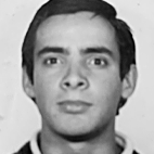 Retrato a preto e branco de um homem, fotografado de frente contra um fundo claro. Não há texto visível que permita identificá-lo.