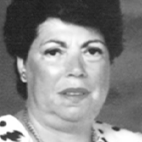Retrato a preto e branco de uma mulher, enquadrada do peito para cima, a olhar para a câmara. Não há texto visível que permita identificá-la.