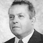 Retrato a preto e branco de um homem de fato e gravata, fotografado de frente contra um fundo claro. A imagem não contém texto que permita identificá-lo.