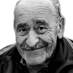 Retrato a preto e branco de um homem idoso, de bigode, a sorrir. O fundo é escuro e não há texto visível que permita identificá-lo.