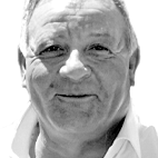 Retrato a preto e branco de um homem de cabelo curto e grisalho, com uma camisola clara. A imagem mostra apenas o rosto e parte dos ombros, sobre um fundo branco.