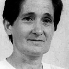 Retrato a preto e branco de uma mulher, enquadrada do ombro para cima, sobre um fundo claro. Não há texto visível que permita identificá-la.