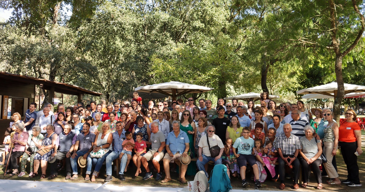 foto de grupo com os elementos da família Sismeiro no troncão parque