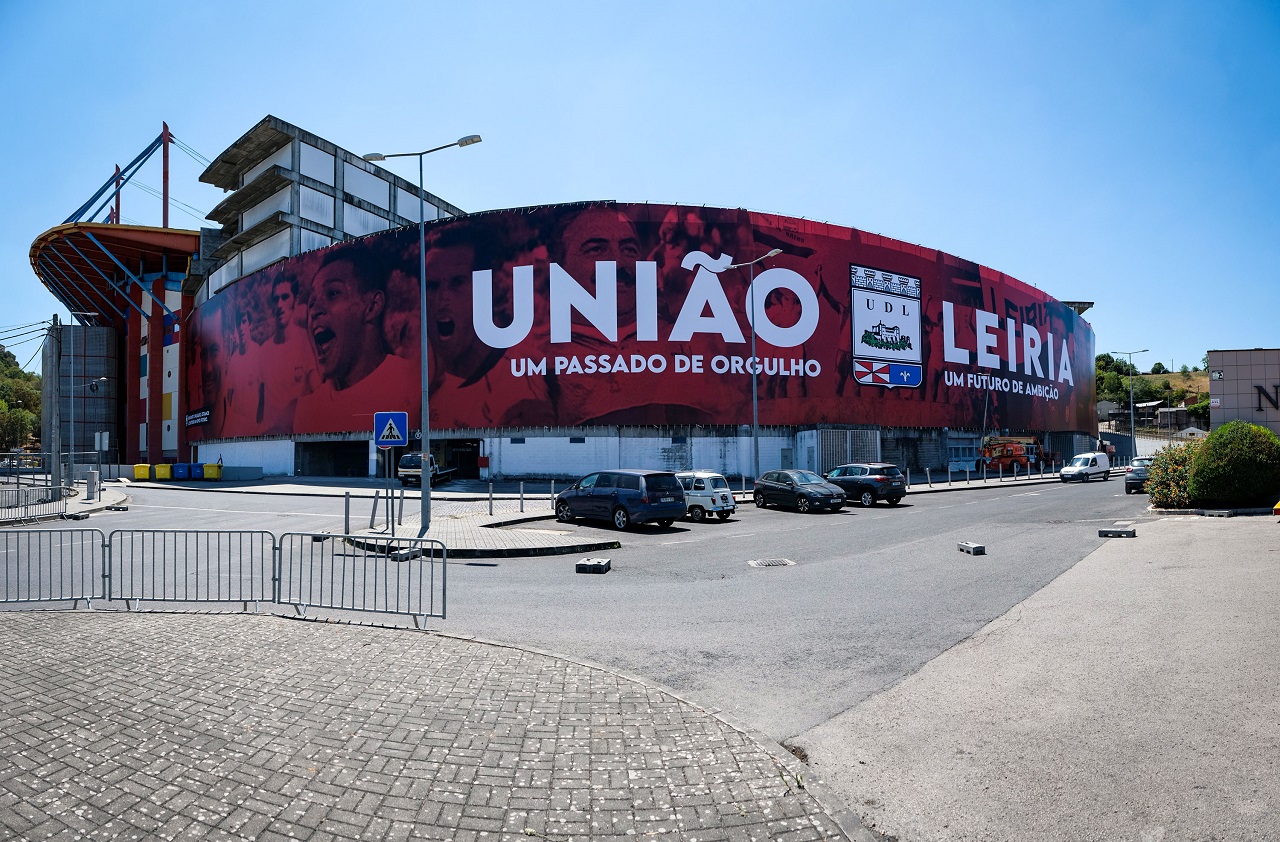 foto da lona colocada no exterior do estádio