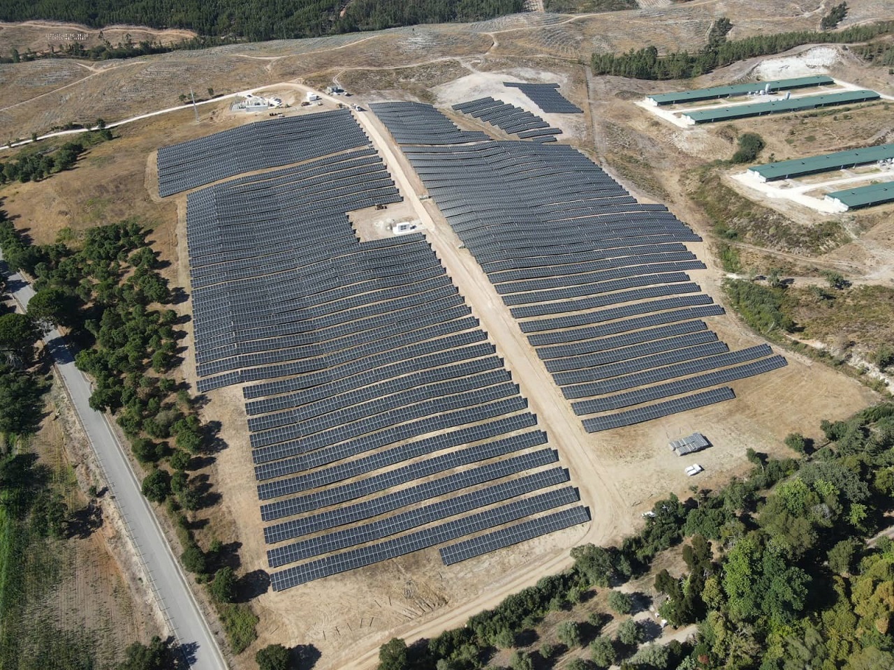Fotografia aérea da central fotovoltaica em Soure