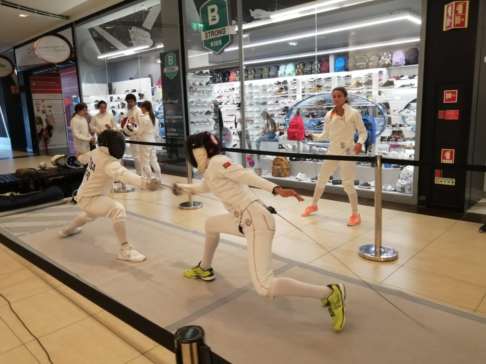 foto de dois atletas a praticarem esgrima no interior do leiriashopping