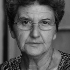 Retrato a preto e branco de uma mulher de óculos, fotografada de frente. Não há texto visível que permita identificá-la.