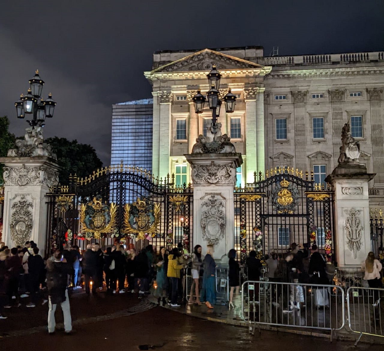 foto de pessoas em frente ao palácio de Buckingham