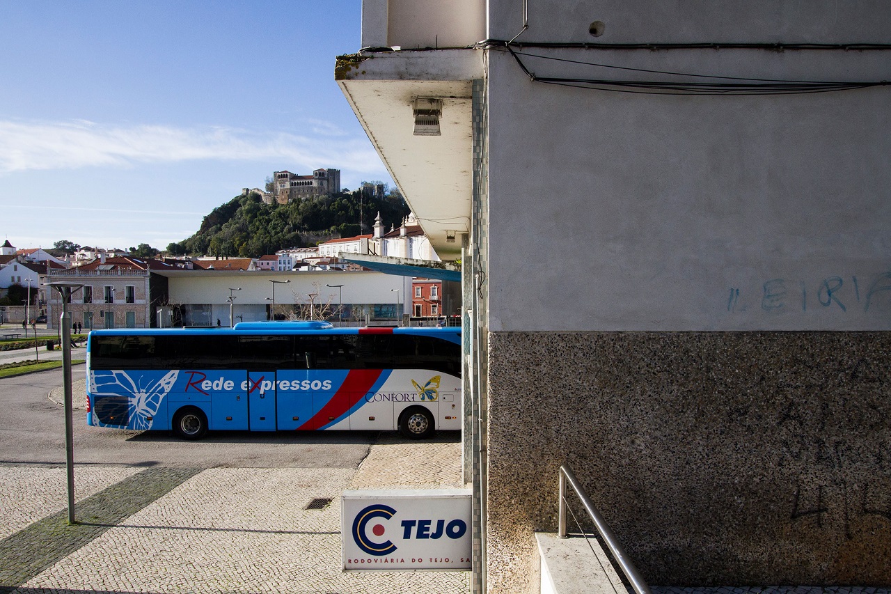 foto de autocarro da rede expresso a entrar no terminal rodoviário de Leiria