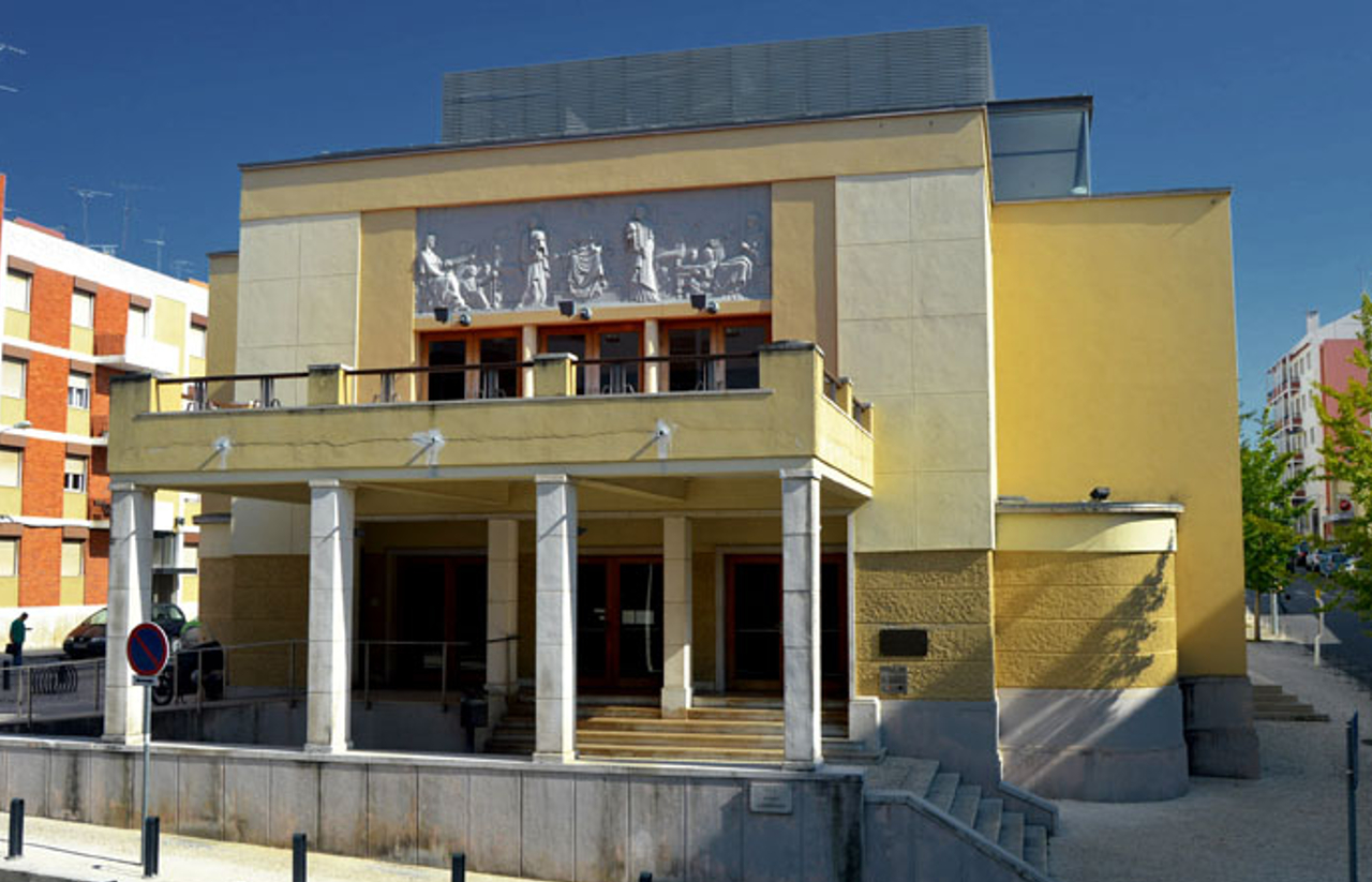 fotografia da fachada do cine-teatro de alcobaça