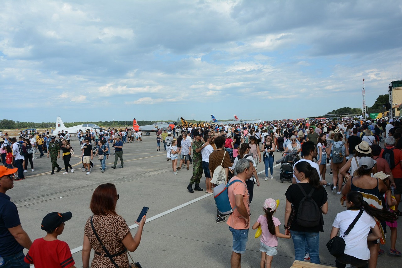 foto com centenas de pessoas junto aos aviões numa das pistas da Base Aérea de Monte Real