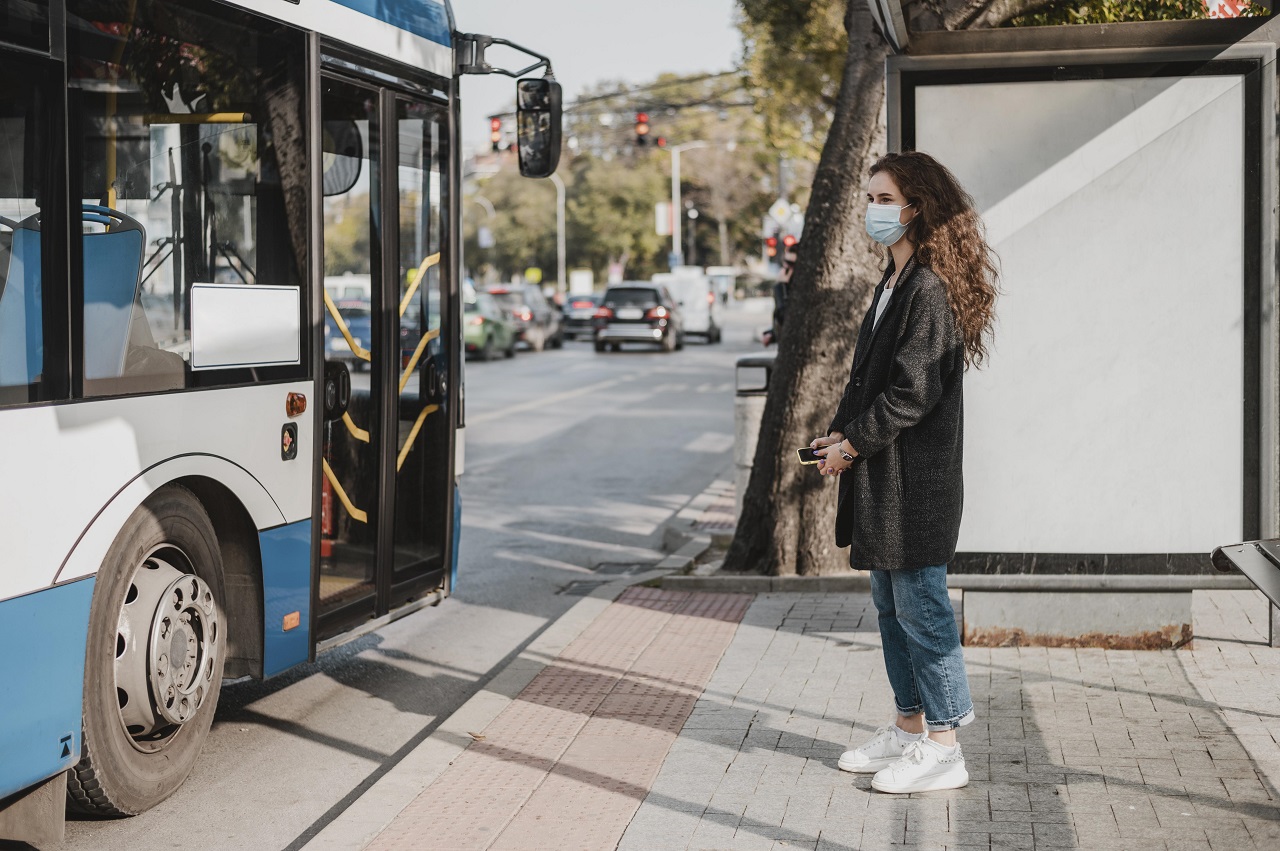 foto de mulher na paragem de autocarro à espera de transporte