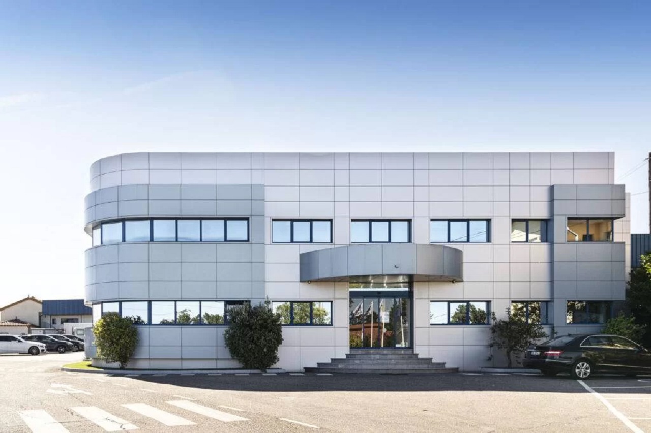 Foto do exterior das instalações do Grupo JJR em Santa Catarina da Serra