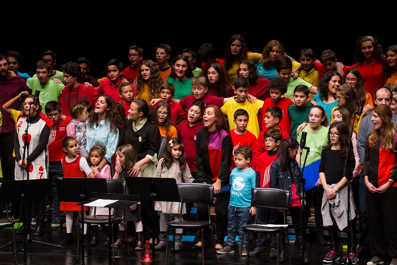 foto de pais e filhos em palco a cantar