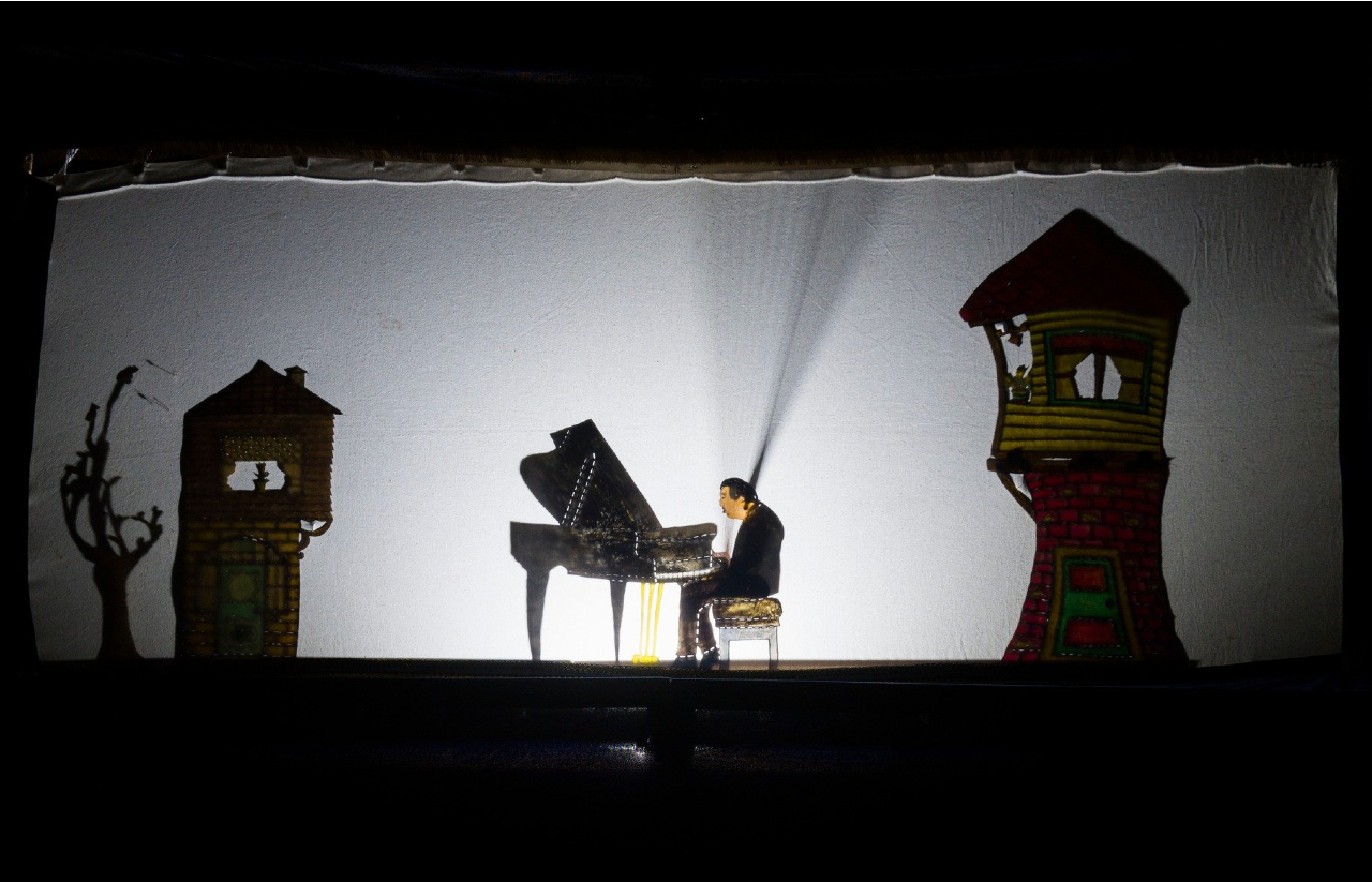 marioneta ao piano no palco