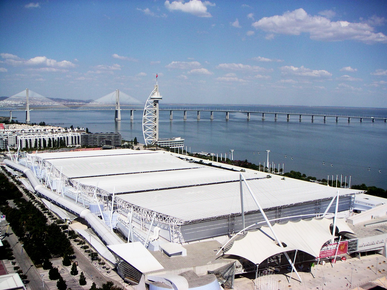 foto aérea do pavilhão da FIL no parque das nações em Lisboa