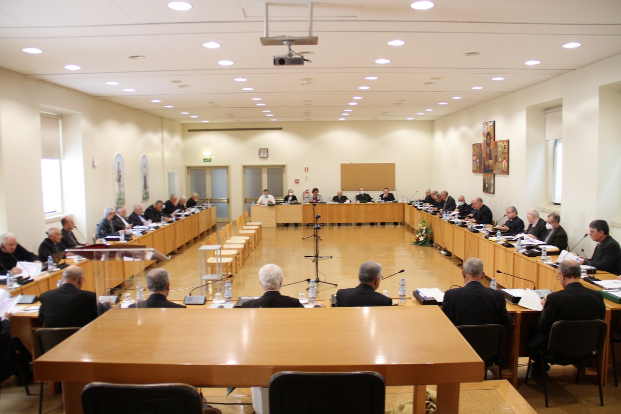 Foto de uma reunião dos elementos da Conferência Episcopal Portuguesa