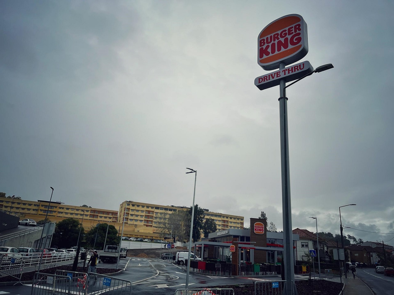 Foto da sinalética exterior do restaurante Burger King perto do hospital de Leiria