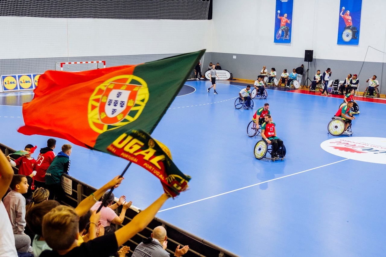 foto de um doa jogos do campeonato do mundo de andebol em cadeira de rodas com a bandeira de Portugal em primeiro plano