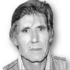 Retrato a preto e branco de uma pessoa a olhar diretamente para a câmara, sobre fundo claro. Não há texto visível que permita identificá-la.