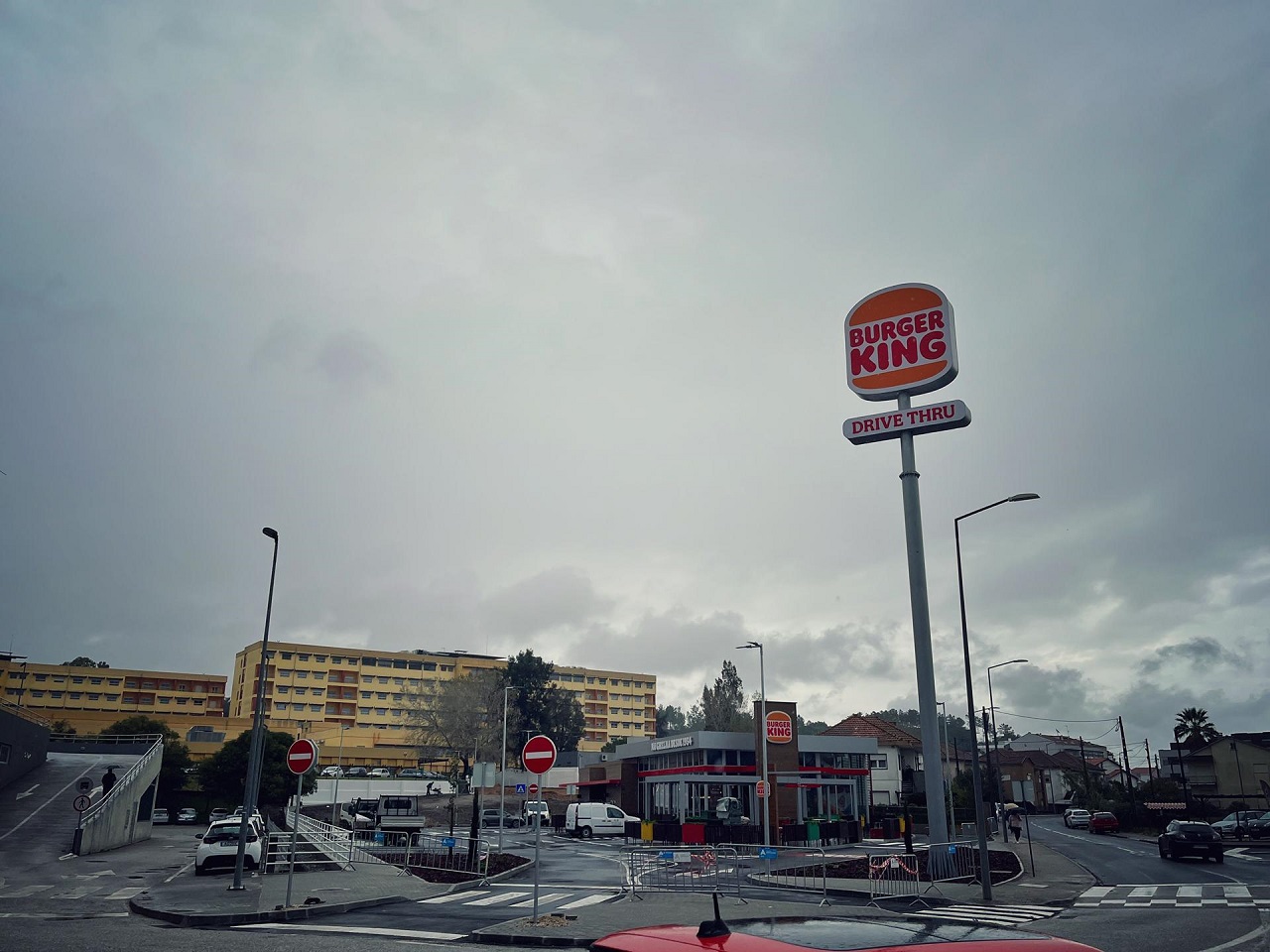 foto do exterior do novo restaurante do Burger King em Leiria.