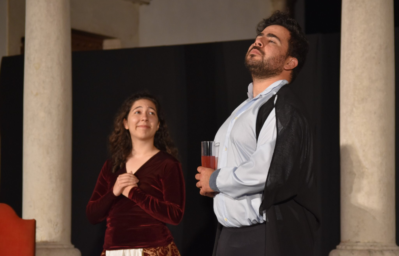 homem e mulher em peça de teatro