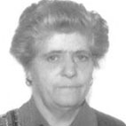 Retrato a preto e branco de uma mulher idosa, fotografada de frente. Não há texto visível que permita identificá-la.