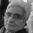 Retrato a preto e branco de uma pessoa idosa com óculos, a olhar para a câmara. Não há texto visível que permita identificá-la.
