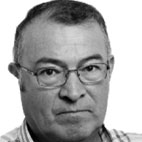 Retrato a preto e branco de um homem de óculos, com cabelo curto e expressão neutra. Não há texto visível que permita identificá-lo.